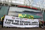 FRUSTRATION Manchester United-fans er godt trætte af klubbens amerikanske ejere og demonstrerer her foran Old Trafford op til weekendens kamp mod Tottenham. 