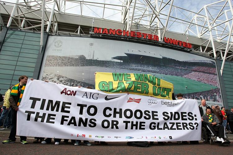FRUSTRATION Manchester United-fans er godt trætte af klubbens amerikanske ejere og demonstrerer her foran Old Trafford op til weekendens kamp mod Tottenham. 