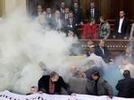Utraditionelt. Temperamentet kogte over blandt parlamentarikerne, men en del af må have forberedt sig på situationen. Ellers medbringer man næppe æg og røgbomber. 