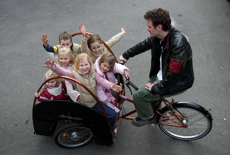LADCYKEL. Mange børnefamilier bruger de populære ladcykler for at få hverdagen til at hænge sammen. Men de er jaget vildt for professionelle tyve. Arkivfoto af en fredsommelig ladcyklist - med poder. 