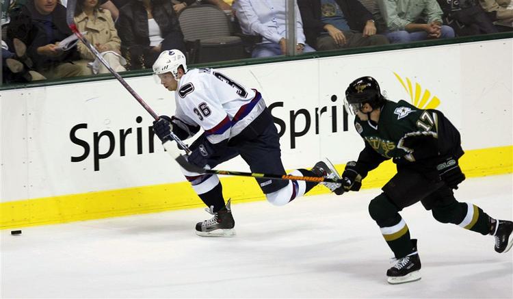 Jannik Hansen (i hvidt) er en vigtig mand for landsholdet ved VM. Bl.a. fordi han har erfaring fra verdens bedste liga, NHL. 