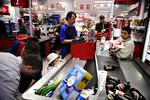 Belønnet. Når overenskomsten er slået helt igennem vil en faglært butiksansat over 18 år tjene 18.016 kroner om måneden. Dertil kommer så genetimetillæg. (Arkivfoto) 