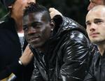 fup-skade? Den kontroversielle Inter-angriber Mario Balotelli (tv) på bænken under en tidligere kamp sammen med Inters nøglespiller Wesley Sneijder. Arkivfoto. 