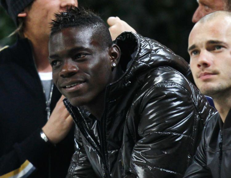 fup-skade? Den kontroversielle Inter-angriber Mario Balotelli (tv) på bænken under en tidligere kamp sammen med Inters nøglespiller Wesley Sneijder. Arkivfoto. 