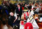 Nick Clegg kræver, at Gordon Brown bliver udskiftet, hvis han skal arbejde sammen med Labour. 