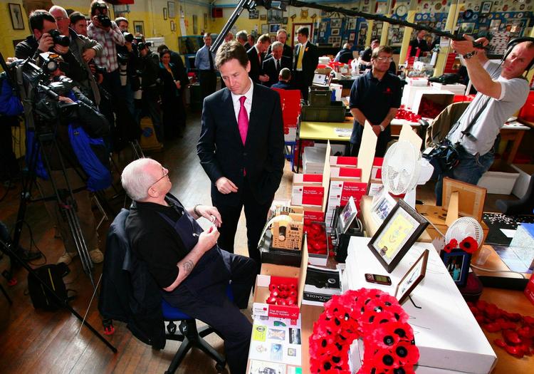 Nick Clegg kræver, at Gordon Brown bliver udskiftet, hvis han skal arbejde sammen med Labour. 
