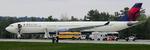 BOMBETRUSSEL. Delta-flyet fra Paris landede i lufthavnen i Bangor, da en passager truede med, at han havde bragt en bombe med sig om bord. 