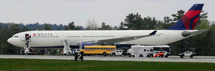 BOMBETRUSSEL. Delta-flyet fra Paris landede i lufthavnen i Bangor, da en passager truede med, at han havde bragt en bombe med sig om bord. 
