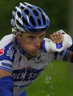 Tørstig. Sylvain Chavanel får sin en tår vand under en udmarvende etape i Tour de France 2009. Han er ikke indblandet i den belgiske miljøaffære. Arkivfoto. 