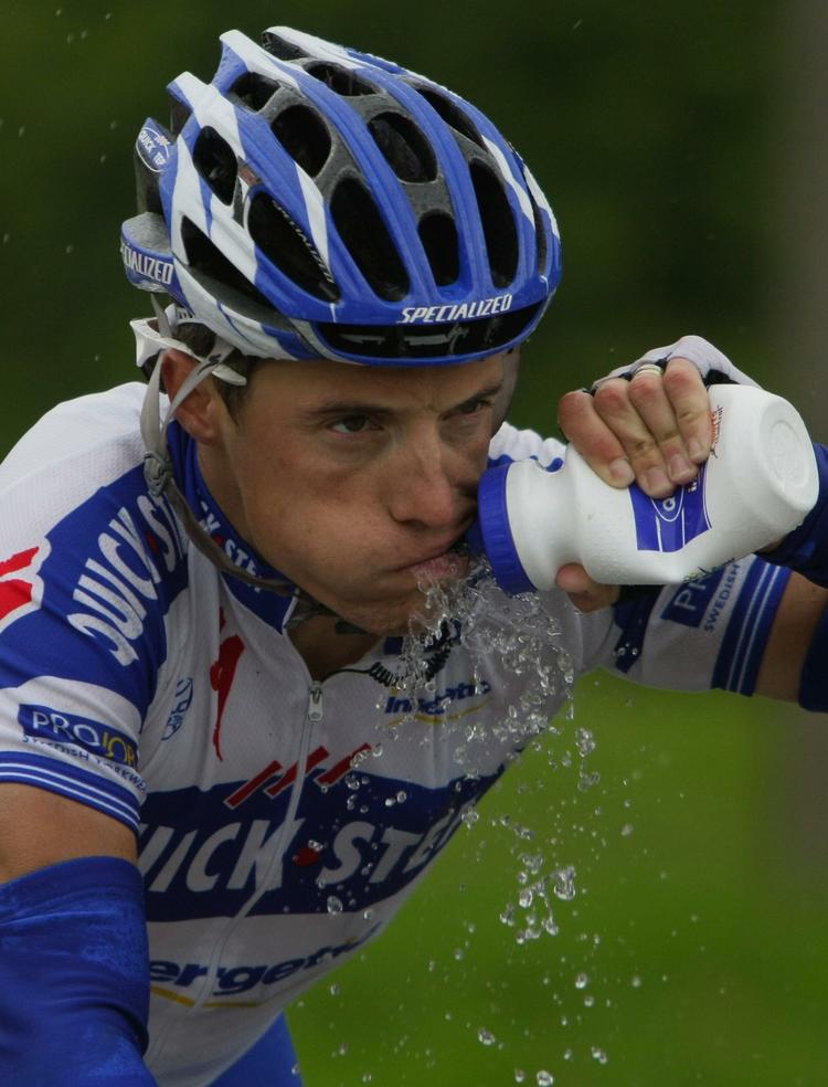 Tørstig. Sylvain Chavanel får sin en tår vand under en udmarvende etape i Tour de France 2009. Han er ikke indblandet i den belgiske miljøaffære. Arkivfoto. 