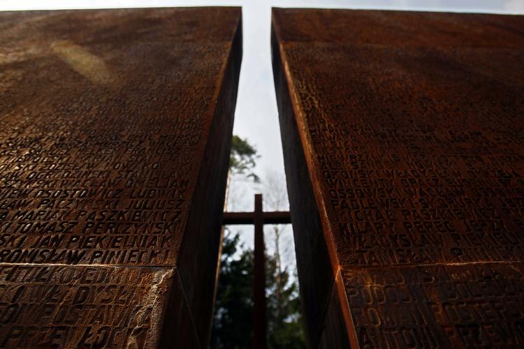 Names of 22,000 Polish prisoners of war killed by Stalin's secret police in 1940 are carved on the wall of the memorial in Katyn. Archive. 