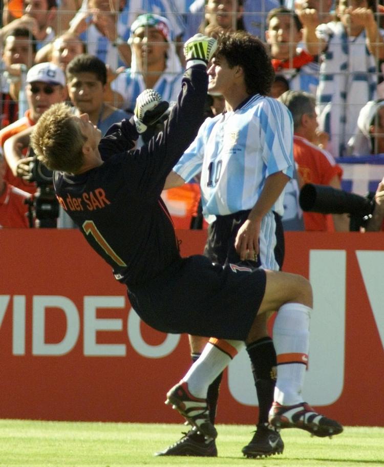 Ud. Ariel Ortega så rødt i VM-kvartfinalen i 1998 mod Holland efter en kontrovers med målmanden Edwin van der Sar. Arkivfoto. 