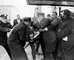 PÅGRIBELSEN. Thomas Hagan føres bort fra Audobon-festsalen efter at have deltaget i drabet på Malcolm X fra 1965. Arkivfoto. 