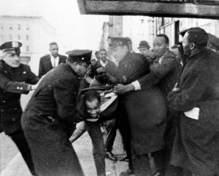 PÅGRIBELSEN. Thomas Hagan føres bort fra Audobon-festsalen efter at have deltaget i drabet på Malcolm X fra 1965. Arkivfoto. 