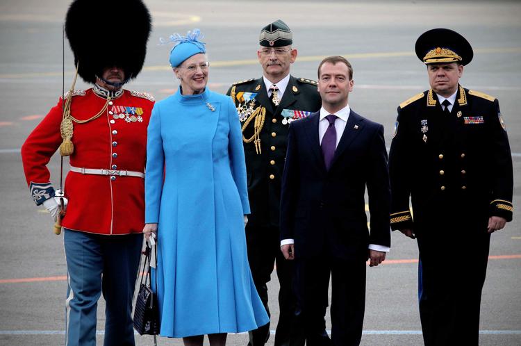 Modtagelse. Dmitrij Medvedev blev modtaget af dronning Margrethe, da han som den første russiske præsident nogensinde indledte sit historiske statsbesøg i Danmark. 