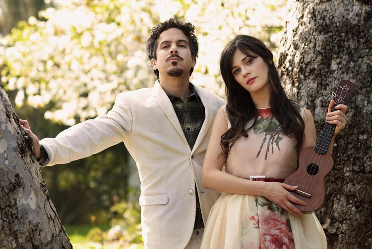 She, Zooey Deschanel er kendt som den bedårende hjerteknuser i '(500) Days of Summer'. Him, M. Ward, for sine samarbejder med indiestjerner som Cat Power og Jenny Lewis. 