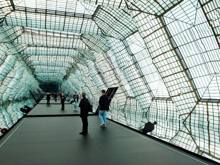 eliasson. Onsdag, torsdag og fredag har berlinerne fri adgang fra kl. 10 til kl. 24 i de store lokaler i Martin-Gropius-Bau nær Potsdamer Platz. Hovedværket er en spejlsal, 'Mikroskop', rejst fra gulv til loft i museets centrale, glasoverdækkede aula. Her vil dagens og nattens lys spejle sig og løfte besøgende og deres uendelige række af spejlbilleder op på himlen over Berlin. 