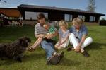 Alt for mange kvinder glemmer at tænke på den langsigtede private økonomi, når der kommer børn ind i billedet. Familien her fik dog lavet et økonomitjek i fællesskab. 