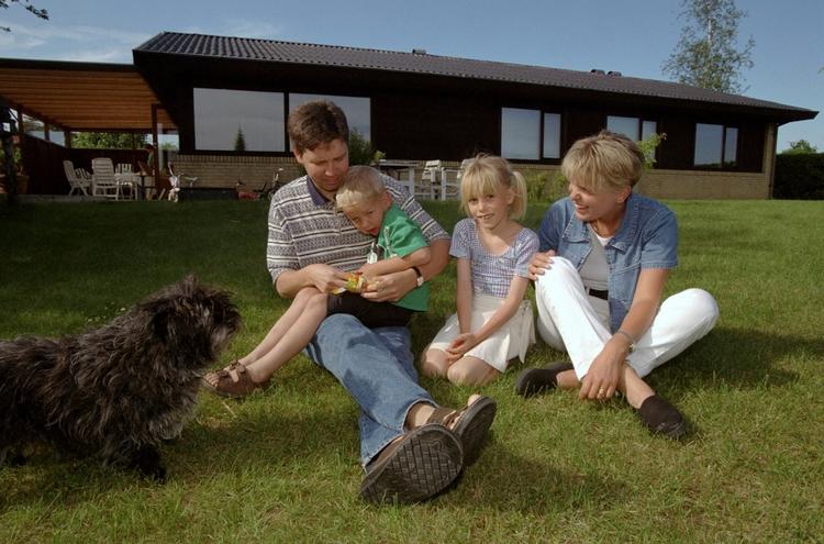 Alt for mange kvinder glemmer at tænke på den langsigtede private økonomi, når der kommer børn ind i billedet. Familien her fik dog lavet et økonomitjek i fællesskab. 