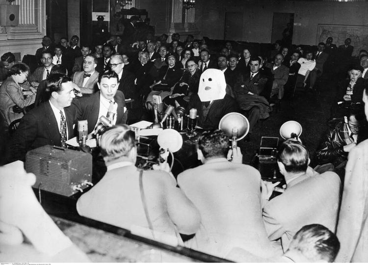 Øjenvidne. En polsk soldat, der påstod at være øjenvidne til Katyn-massakren, afgiver iført maske forklaring til en amerikansk senatskomité i begyndelsen af 1950'erne. Dengang mente man stadig, at tyskerne stod bag forbrydelsen. 