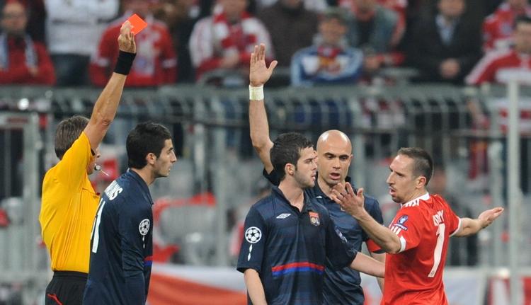 UFORSTÅENDE. Bayern Münchens Franck Ribery (th) vil appelerer den tre spilledages karatæne, Uefa har tildelt ham. 