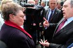 Gadekamp. Brown og Gllian Duffy diskuterer, før premierministeren sætter sig ind i sin bil. Og dummer sig. 