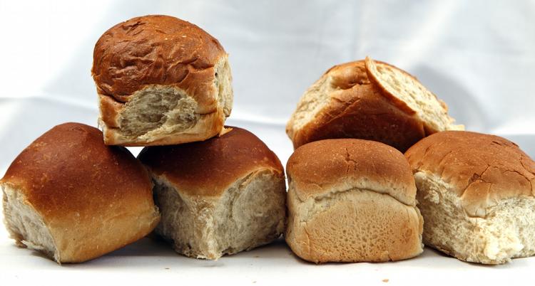 Hveder er traditionelt firkantede boller af hvidt mel, som lunes eller ristes og spises med hvidt smør. Vi har tjekket bollerne fra supermarkedernes bager eller hylder. 