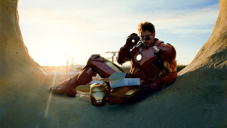 Mens Scarlett Johansson er utroværdig som action-heltinde, er kombinationen af Robert Downey Jr.'s dandy-helt og skurkeparret Mickey Rourke &amp; Sam Rockell en konstellation, der er svær at stikke. Foto: Industrial Light &amp; Magic/Marvel og Francois Duhamel 