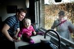 Etårige Caroline har hygget sig med sin far Michael Callesen i et par timer, inden hendes mor, Alice Callesen, kommer hjem fra arbejde. Han har ansvaret for at hente børn og lave mad. 