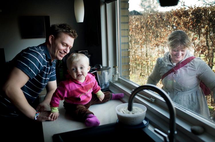 Etårige Caroline har hygget sig med sin far Michael Callesen i et par timer, inden hendes mor, Alice Callesen, kommer hjem fra arbejde. Han har ansvaret for at hente børn og lave mad. 