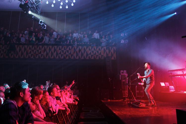 Ved koncerten i Vega tirsdag aften mindede Kasper Eistrup både sig selv og publikum om, hvor fremragende en rockguitarist han er. Foto: Jens Dresling 