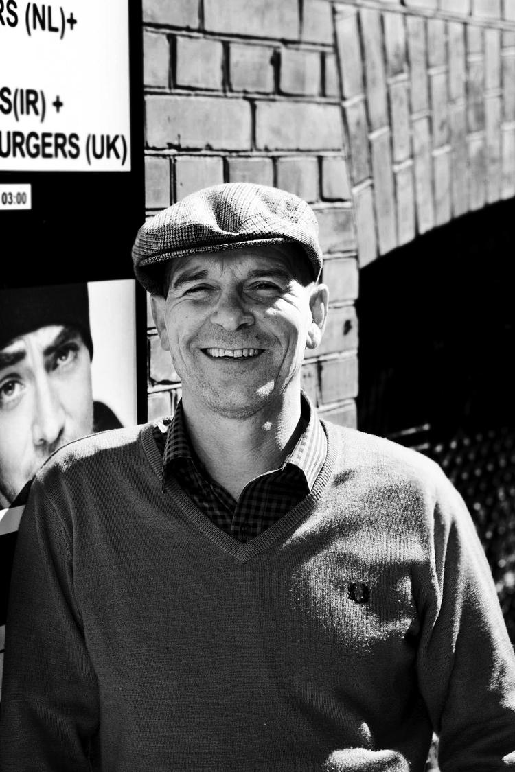 Så er det sket. Den sidste røde bastion er faldet. Det er Anders Foghs skyld, forklarer Jesper Nordahl, der har forvist Røde Mor til fordel for en talentkonkurrence. På 1. maj. Privat foto 