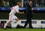 0-1. Det vil være et hårdt slag, hvis  manager Benitez må undvære den altid arbejdsivrige Dirk Kuyt i kampen mod Atletico. Arkivfoto. 