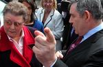 Gordon Brown måtte i går bruge 45 minutter hos en Labour-vælger for at sige undskyld, efter at han var kommet til at kalde hende for 'snæversynet' for åben mikrofon. 