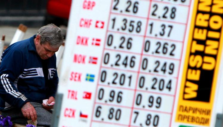 Lige nu gavner det danskernes økonomi, at investorerne flygter fra græske til mere sikre danske papirer. 