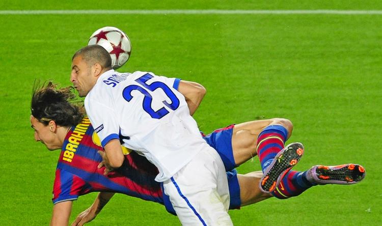 Nærkamp. Inters Walter Samuel og kollegaen i centerforsvaret, Lucio, leverede en fortringlig defensiv præstation mod Zlatan Ibrahimovic og de øvrige Barcelona-esser. 