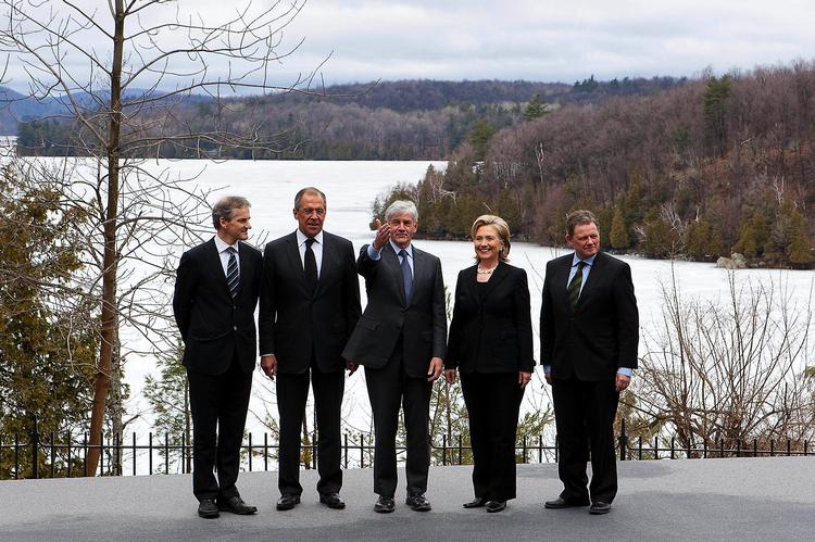 Fire eller fem udenrigsministre: Norges Jonas Store, Ruslands Sergej Lavrov, Canadas Lawrence Cannon, USAs Hillary Clinton og så Lars Barfoed fra Danmark. Ifølge de canadiske myndigheder - deltog i som udenrigsminister, men han er altså justitsminister. 