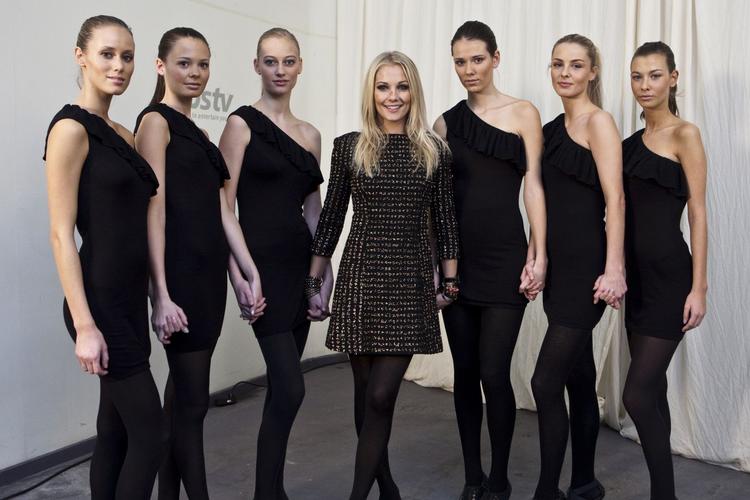 modeller. Kanal 4's deltagere i 'Topmodel' har ingen undskyldning for ikke at have styr på make-up'en. I midten er det værten Caroline Flemming. 