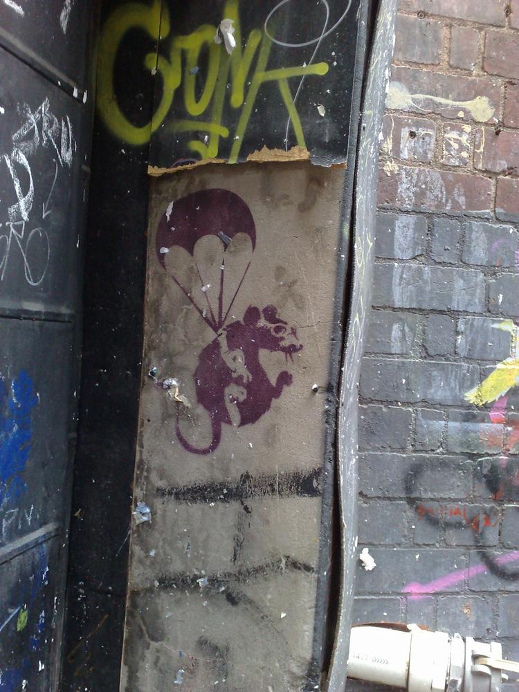 Før ulykken. Banksys rotte. Arkivfoto. 