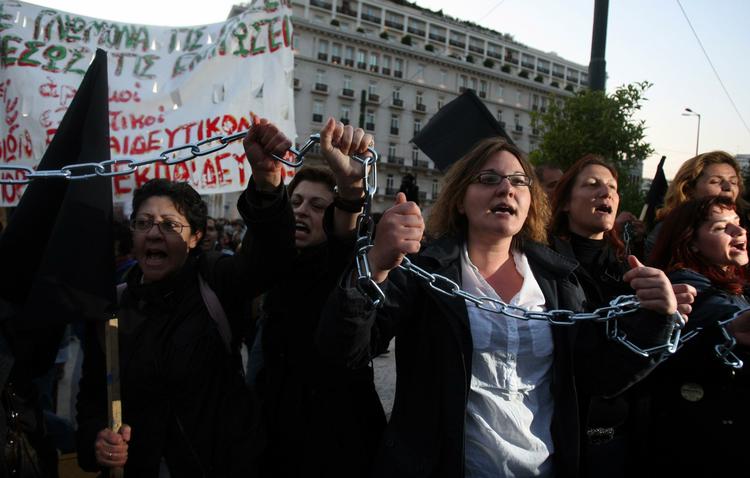 Vrede. Krisen har sendt mange grækere på gaden i protest - her arbejdsløse skolelærere. 