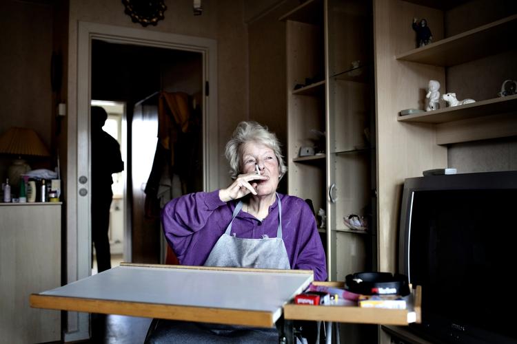 Rygeforklæde. Birgit Hansen er en af dem på Betaniahjemmet, der har anskaffet sig et rygeforklæde. 