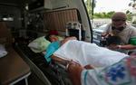 Evakuering. Personalet flyttede patienter ud af hospitalet, da demonstranterne trængte ind. 