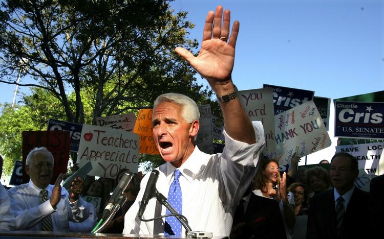 Valgkamp. Charlie Crist meddelte i nat dansk tid, at han opgiver at blive republikanernes kandidat til Senatet. 