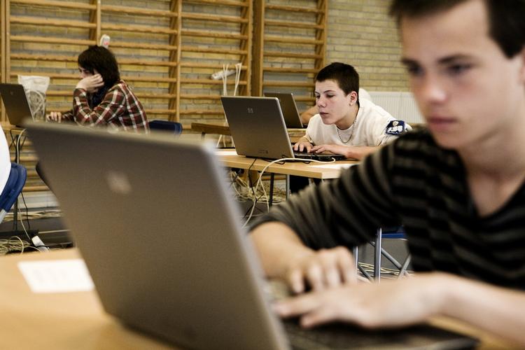 Skoletest. (arkivfoto). Det ansvarlige rådgivningsfirma bag den omstridte skoletest, der igen i dag brød sammen, vil ikke afvise, at problemerne vil fortsætte. 