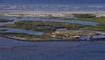 Miljøkatastrofe. Flydende bomme har svært ved at holde olieudslippet tilbage ved kystområdet Plaguemines Parish i staten Louisiana. 