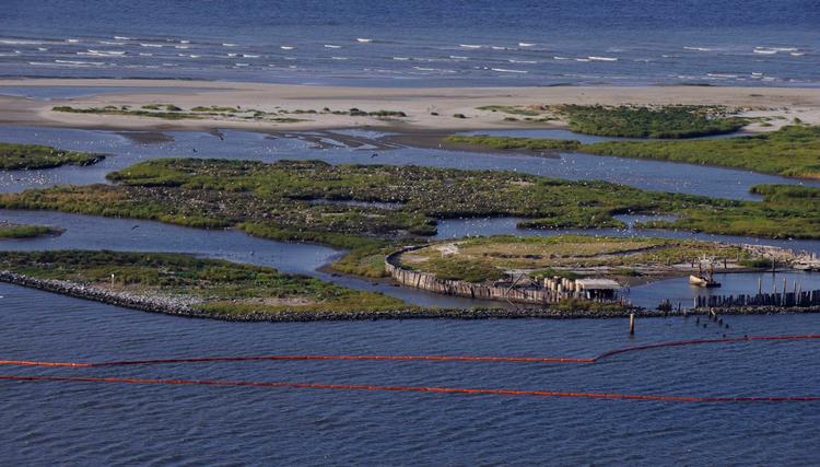 Miljøkatastrofe. Flydende bomme har svært ved at holde olieudslippet tilbage ved kystområdet Plaguemines Parish i staten Louisiana. 