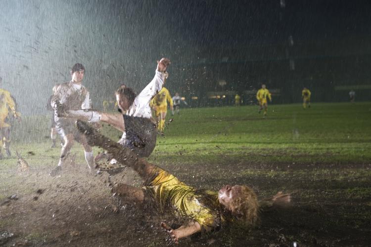 Filmhistorien har budt på mere eller mindre vellykkede film, hvor kampen om den runde bold er det dramaturgiske omdrejningspunkt. 