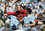 determineret. Wayne Rooney forsøger at bryde gennem Manchester Citys forsvar i lokalderbyet i Manchester 17. april. Arkivfoto. 