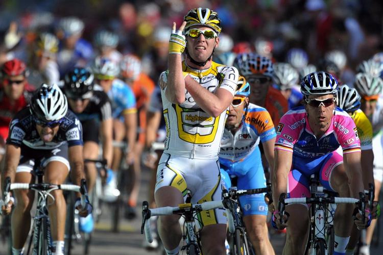 uheldigt. Britiske Mark Cavendish har længe været utilfreds med kritikere af hans cykling. Det valgte han at markere med denne hilsen, da han vandt 2. etape af Romandiet Rundt. Nu fortryder han. Arkivfoto. 