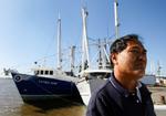 Fiskeren Michael Nguyen er bekymret for, hvad olieudslippet skal gøre ved hans økonomi. Her står han foran sin båd ved byen Venice ved Louisianas kyst. 